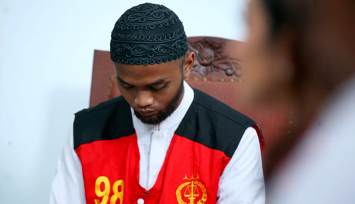 Meski sempat geram, Nafa juga meminta majelis hakim untuk meringankan terdakwa. "Tapi bu, hukumannya bisa diringankan?," tanya Nafa Urbach lagi. "Kita lihat nanti, itu pertimbangan majelis," jawab hakim ketua. (Nurwahyunan/Bintang.com)