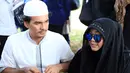 Jenazah ayah Rina Gunawan dimakamkan Senin (23/5/2016) pagi, di TPU Tanah Kusir, Jakarta Selatan. Di iringi dengan isak tangis, istri, anak, dan cucu. (Adrian Putra/Bintang.com)