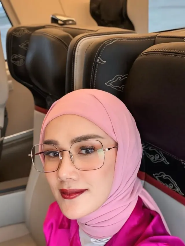 Model Hijab Mulan Jameela yang Cocok untuk Ibu-Ibu Usia 40-an