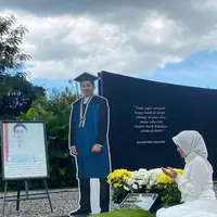 Atalia Praratya istri Ridwan Kamil tak kuasa menahan air mata membaca surat tulisan tangan mendiang Emmeril Kahn Mumtadz atau Eril. Surat yang ditulis putranya saat masih kelas 6 SD itu baru ditemukan. Seakan menunggu waktu yang tepat. [Instagram/ataliapr]