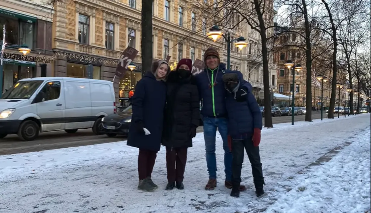 Liburan keluarga Ayu Azhari (Youtube/The Azhari's)