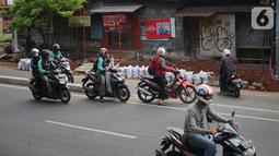 Pengendara sepeda motor memutar balik dan melawan arah di kawasan Lenteng Agung, Jakarta Selatan, Rabu (9/1/2019). Kurangnya pengawasan serta minim kesadaran tertib berlalu lintas menyebabkan sebagian pemotor nekat melawan arus. (Liputan6.com/Immanuel Antonius)
