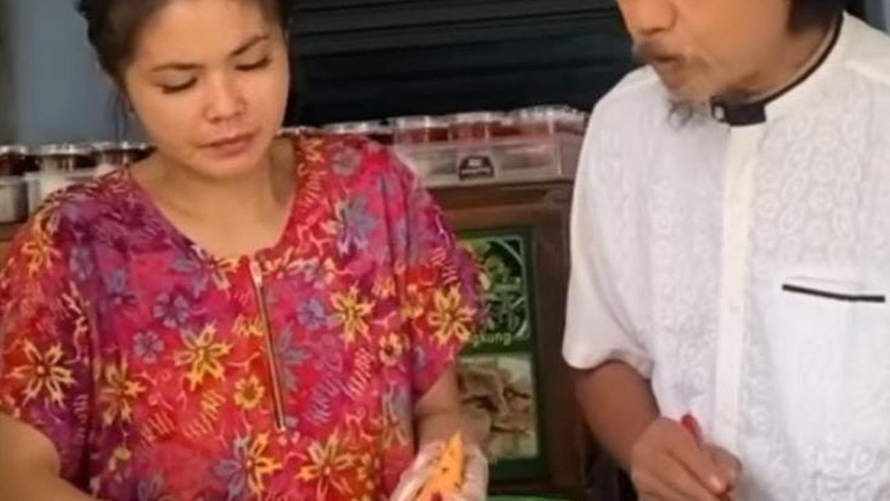 Laris Manis, Epy Kusnandar Pemeran Preman Pensiun dan Istri Jualan Takjil di Bazar Ramadan