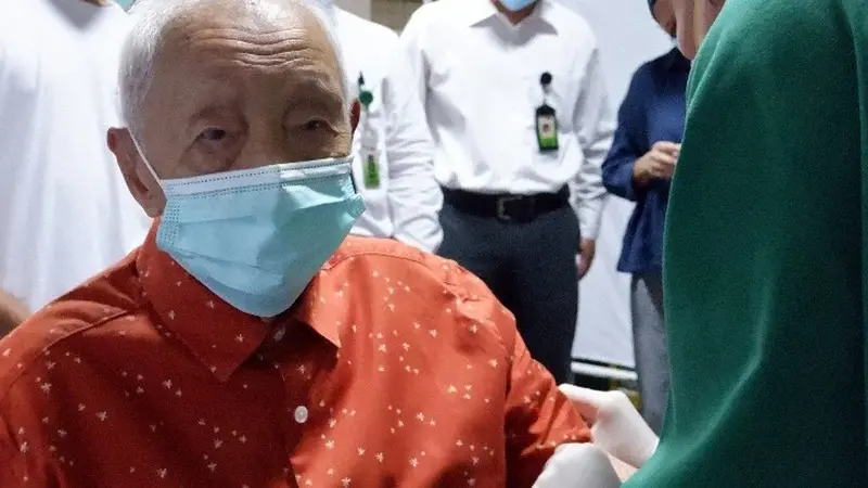 Kakek berusia 104 tahun menerima suntikan vaksin Covid-19 di Rumah Sakit Vania, Bogor pada Selasa, 23 Maret 2021.
