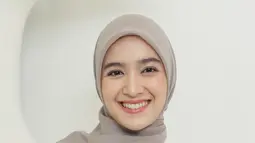 Peran Syafira di "Gaza Hayya 3" menunjukkan dedikasi Syifa terhadap profesinya. Setelah bertahun-tahun membintangi sinetron populer seperti "Tukang Bubur Naik Haji" dan "Putri yang Ditukar", keputusannya untuk debut di film layar lebar menunjukkan keberanian dan semangatnya dalam mengeksplorasi dunia akting yang lebih luas. (Liputan6.com/IG/@cutsyifa)