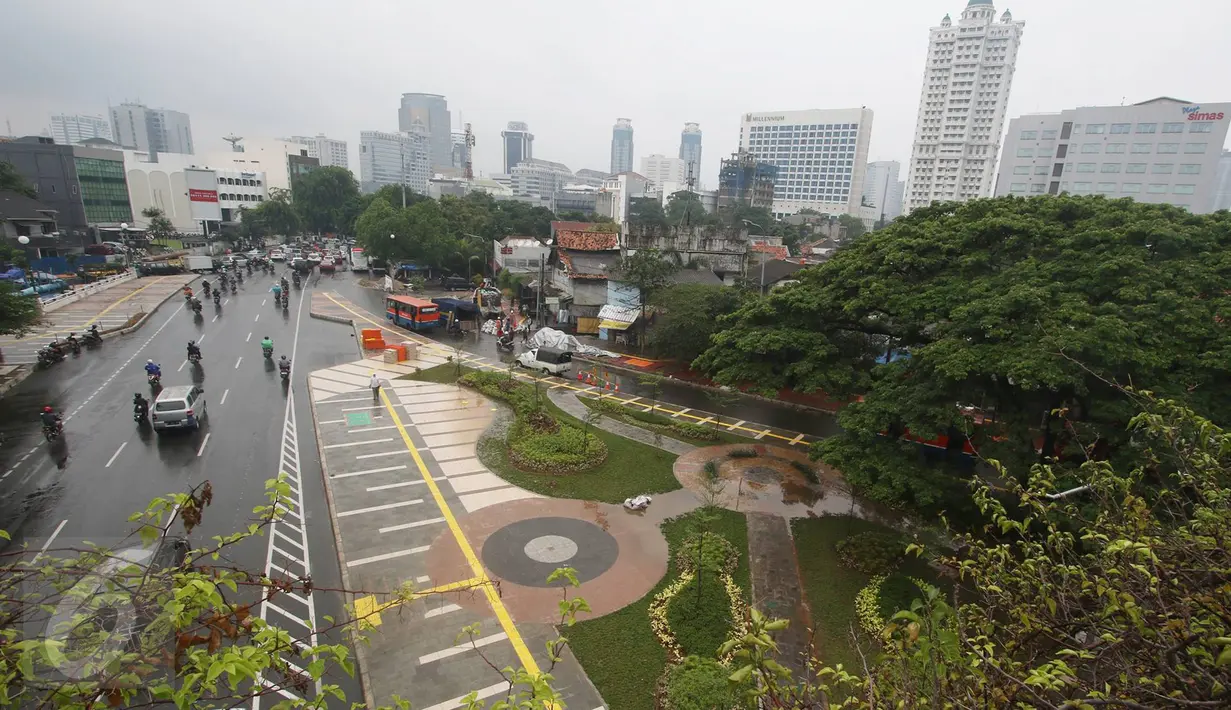 Pemandangan trotoar di Jalan Jatibaru Raya, Tanah Abang, Jakarta, Senin (21/11). Meskipun belum sepenuhnya selesai, namun trotoar yang dulu dipenuhi PKL tersebut kini telah berubah menjadi bersih dan asri. (Liputan6.com/Immanuel Antonius)