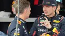 Pembalap Red Bull Max Verstappen (kanan) berbincang dengan kepala tim, Christian Horner saat latihan kedua menjelang Grand Prix Formula Satu Jepang di Sirkuit Suzuka, Jepang, Jumat, 22 September 2023. (AP Photo/Toru Hanai)