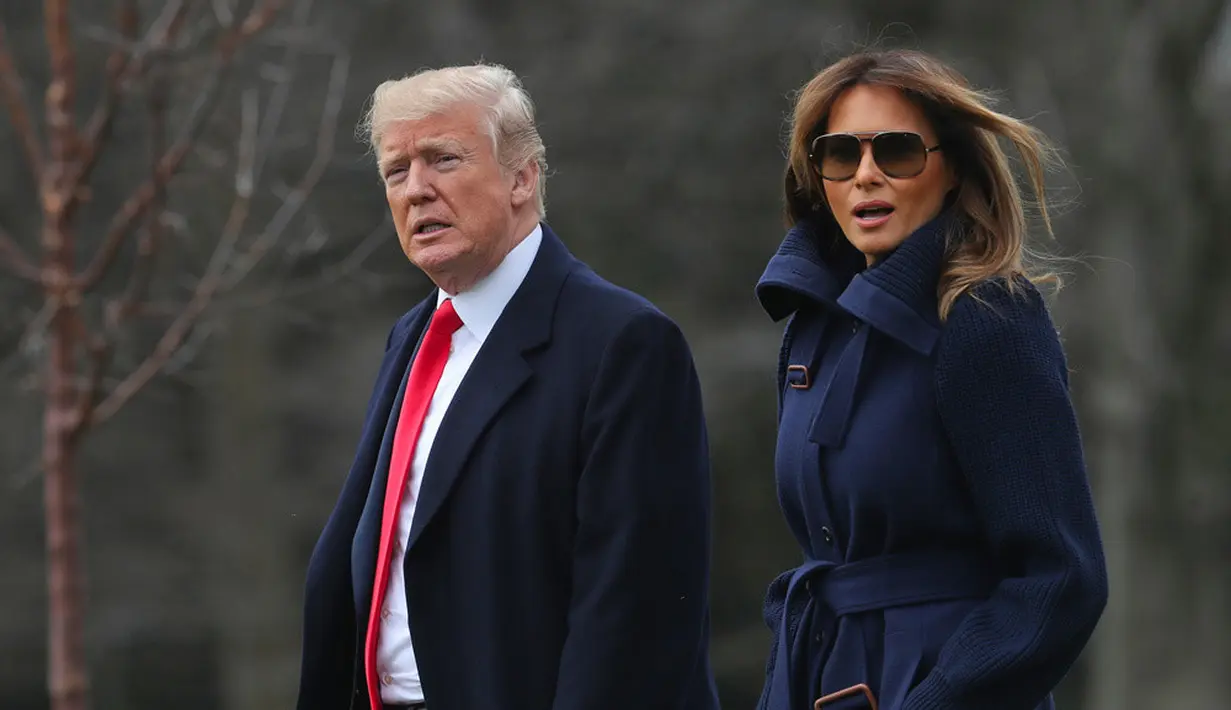 Dilansir dari HollywoodLife, Presiden Trump berselinguh dari Melania dengan beberapa perempuan. (PABLO MARTINEZ MONSIVAIS/AP/REX/HollywoodLife)