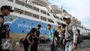 Calon penumpang dicek tiketnya sebelum memasuki Kapal di Pelabuhan Penumpang Tanjung Priok, Jakarta, Kamis (30/6). Hal ini disebabkan semakin tingginya minat pemudik yang memilih menggunakan jasa pesawat terbang. (Liputan6.com/Faizal Fanani)