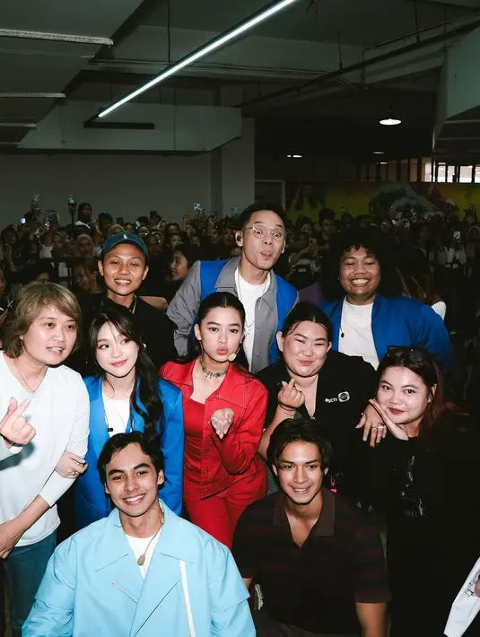 Kesempatan untuk merekonstruksi adegan favorit dari sinetron yang juga disediakan menambah keseruan acara ini. Kehadiran Rizwan Fadilah dan Raissa Anggiani sebagai bintang tamu spesial juga membuat Asmara Gen Z Love Fest semakin semarak. Ben Kasyafani, Eca Aura, dan Marshel Widianto sebagai pemandu acara juga sukses menghidupkan suasana dengan candaan dan interaksi yang menghibur. (Liputan6.com/IG/@flaviozavieraa)