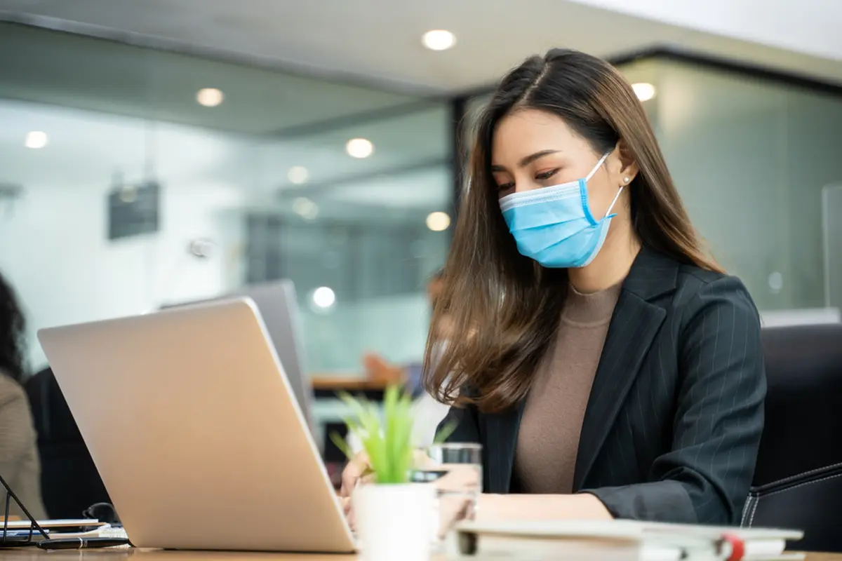 Pakai Masker Seharian Bikin Napas Bau Tak Sedap Mengganggu? Itu Sih Dulu…
