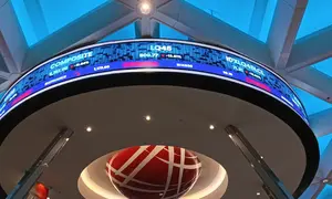 Layar Main Hall Bursa Efek Indonesia (BEI) yang menunjukkan angka Indeks Harga Saham Gabungan (IHSG), Jumat (16/10/2026).