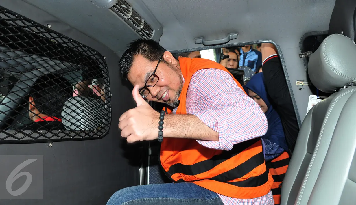 Bupati Empat Lawang Budi Antoni Al Jufri dan istrinya Suzana Budi Antoni saat di mobil tahanan KPK, Jakarta, Rabu (2/9). Berkas keduanya terkait kasus dugaan suap sengketa Pilkada Empat Lawang di MK sudah rampung alias P21. (Liputan6.com/Andrian M Tunay)