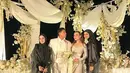 Hamidah hadir tampil serba hitam mengenakan long dress dipadukan kerudung dan outer panjang organza serta flat shoesnya. [@nesaaqila]