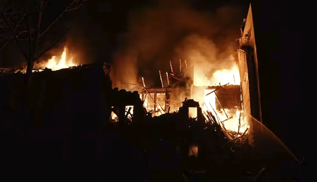 Dan menyebabkan kebakaran yang melanda area seluas 450 meter persegi (4.800 kaki persegi) dan terbakar selama berjam-jam. (Ukrainian Emergency Service via AP)