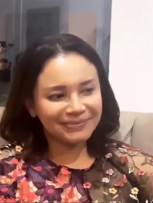 Menurut Prilly, bukannya menangis malah menertawakan diri sendiri. "Mulai dari pertanyaan yang bisa dijawab sampe akhirnya "udah tau gak ada jawabannya yaudah lah" jadilah kita sama sama ngetawain diri kita ini,"  tulis prillylatuconsina96  di kolom komentar. [Instagram/itsrossa910]