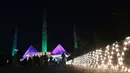Bangunan masjid Faisal yang diterangi selama perayaan hari kelahiran Nabi Muhammad SAW atau biasa disebut Maulid Nabi di Islamabad, Pakistan, Senin (18/10/2021). Peringatan Maulid Muhammad tak hanya diperingati umat Islam di Indonesia, tapi juga di berbagai negara. (Farooq NAEEM/AFP)