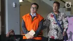 Direktur Utama Perum Perikanan Indonesia, Risyanto Suanda (kiri) usai menjalani pemeriksaan lanjutan oleh penyidik di Gedung KPK, Jakarta, Jumat (1/11/2019). Risyanto diperiksa sebagai tersangka terkait suap izin kuota impor ikan frozen pacific mackerel atau ikan salem. (merdeka.com/Dwi Narwoko)