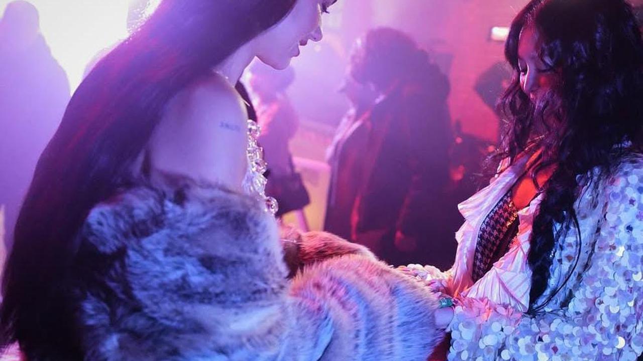 4 Potret Akrab Jennie BLACKPINK dan Dua Lipa di Balik MV Handlebars