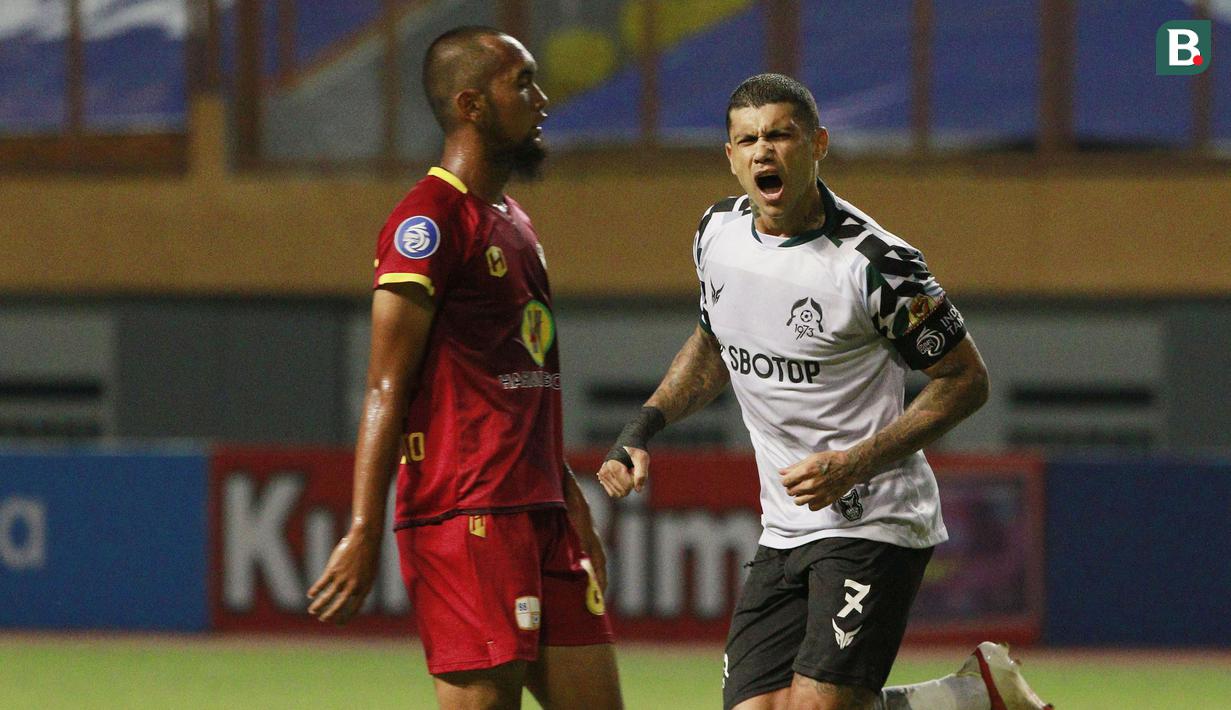 Pemain Persikabo 1973, Ciro Alves (kanan) melakukan selebrasi usai mencetak gol keduanya ke gawang Barito Putera dalam laga pekan ke-4 BRI Liga 1 2021/2022 di Stadion Wibawa Mukti, Cikarang, Kamis (23/9/2021). Persikabo menang 3-0. (Bola.com/M Iqbal Ichsan)
