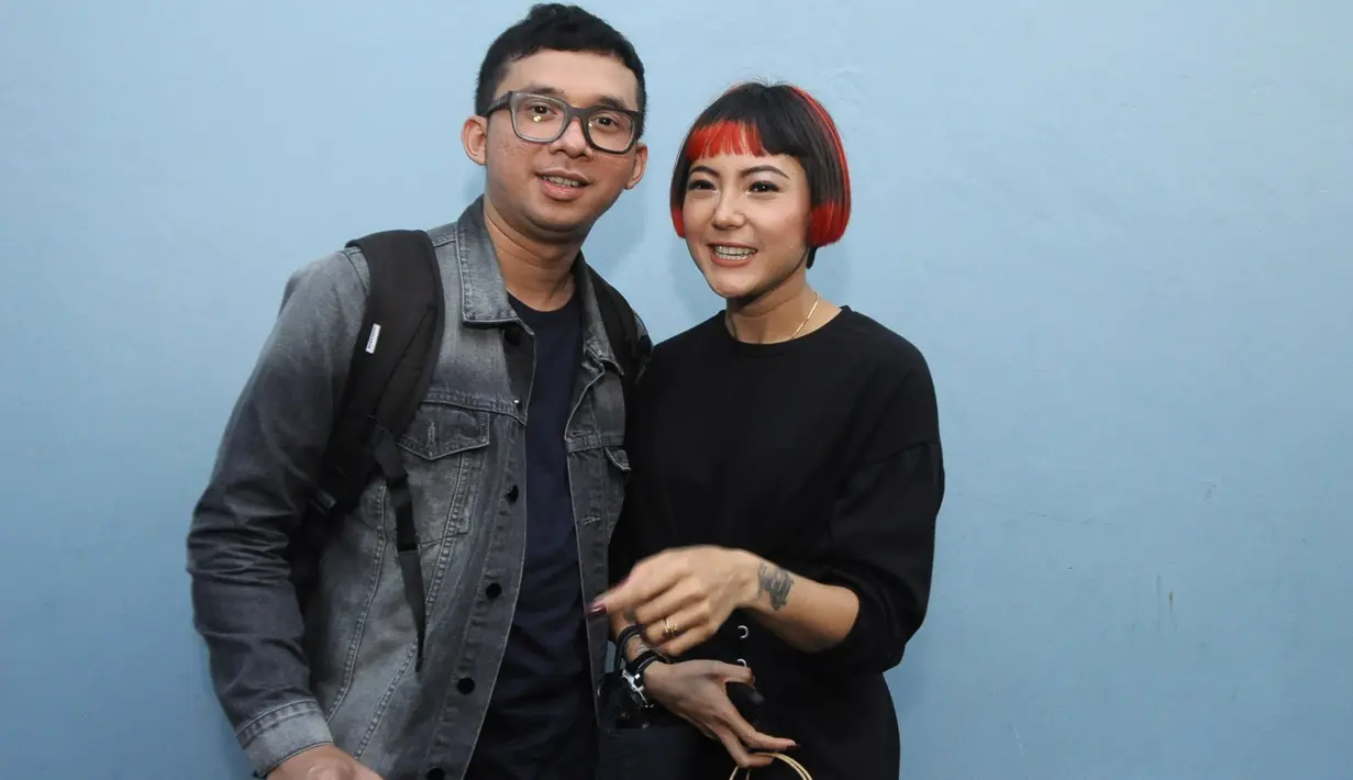 "Pacaran empat bulan lagi manis-manisnya gitu. Cuma kalau mau ke jenjang yang serius, ya pondasiin deh. Walaupun kita terdengar seperti anak kecil yang sok-sok dewasa ya ngomongnya, ya enggak ada salahnya kan nyoba," kata Poppy. (Nurwahyunan/Bintang.com)