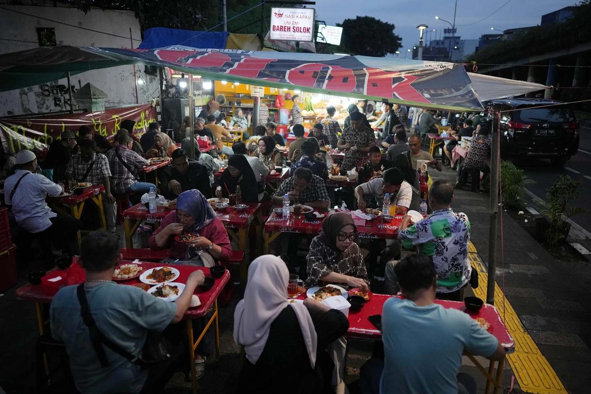 FOTO: Berbuka Ramadan dengan Nasi Kapau di Kramat Raya