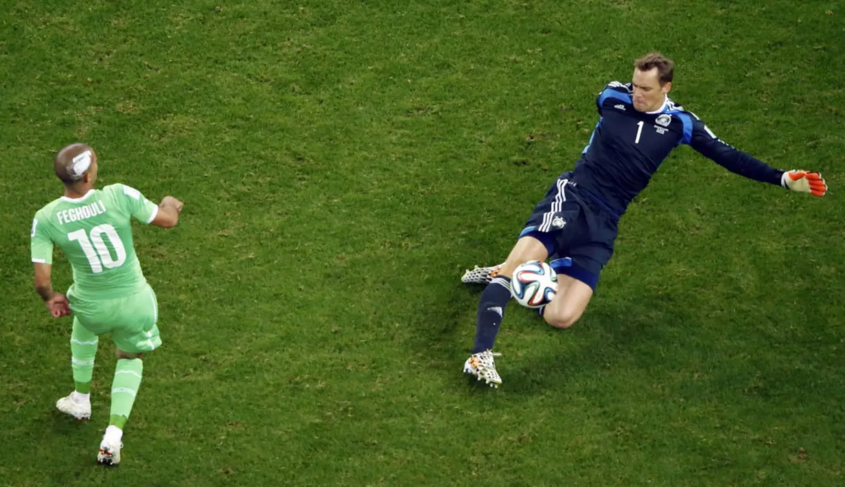 Aksi penjaga gawang Timnas Jerman, Manuel Neuer (kanan), saat menggagalkan peluang Sofiane Feghouli (Aljazair) saat berlaga di 16 besar Piala Dunia 2014, (30/6/2014). (REUTERS/Dylan Martinez)