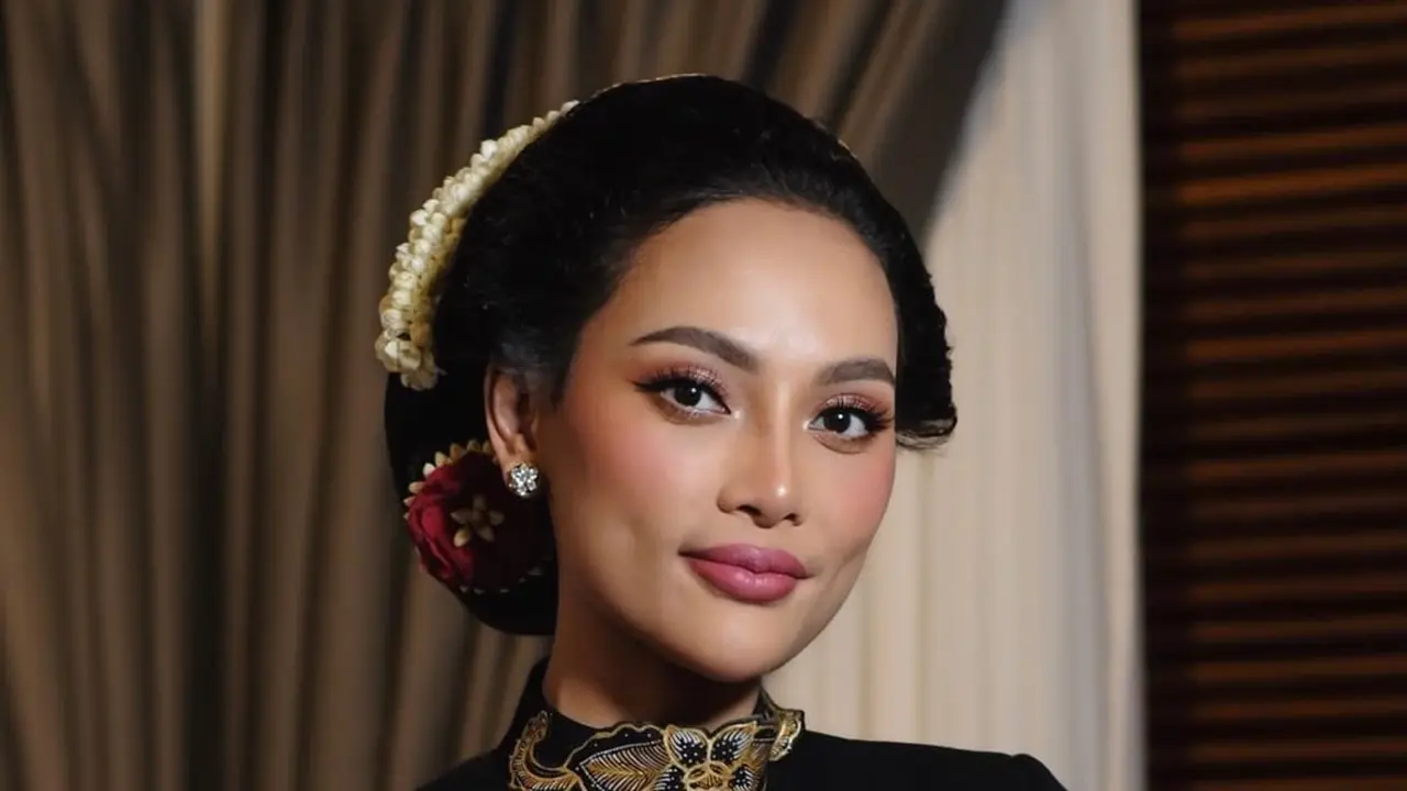 Pesona Ayu Erika Carlina di Tedak Sinten Putranya, Bergaya Perempuan Jawa dengan Sanggul Tekuk
