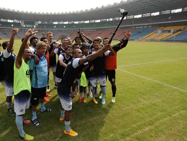 Pemain Persela melakukan latihan uji lapangan jelang melawan Persija di Stadion GBK Jakarta, Kamis (12/5/2016). Persija menjamu Persela pada lanjutan Torabika Soccer Championship presented by IM3 Ooredoo, Jumat (13/5). (Liputan6.com/Helmi Fithriansyah)