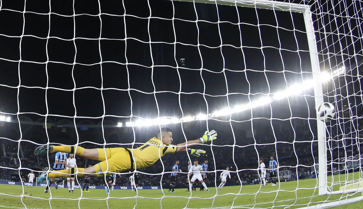 Kiper Gremio, Marcelo, gagal menghalau bola tendangan striker Real Madrid, Cristiano Ronaldo, pada laga final Piala Dunia Antarklub di Stadion Syeikh Zayed, Abu Dhabi, Sabtu (16/12/2017). Real Madrid menang 1-0 atas Gremio. (AP/Hassan Ammar)