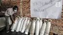 Relawan menata tabung oksigen di Gudang Oksigen Untuk Warga, Utan Kayu, Jakarta, Kamis (8/7/2021). Oksigen Untuk Warga meminjamkan tabung oksigen secara gratis selama 7 hari kepada pasien COVID-19 yang sedang menjalani isolasi mandiri. (merdeka.com/Iqbal S. Nugroho)