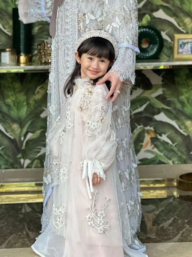 Khalisa anak Kartika Putri cantik saat lebaran