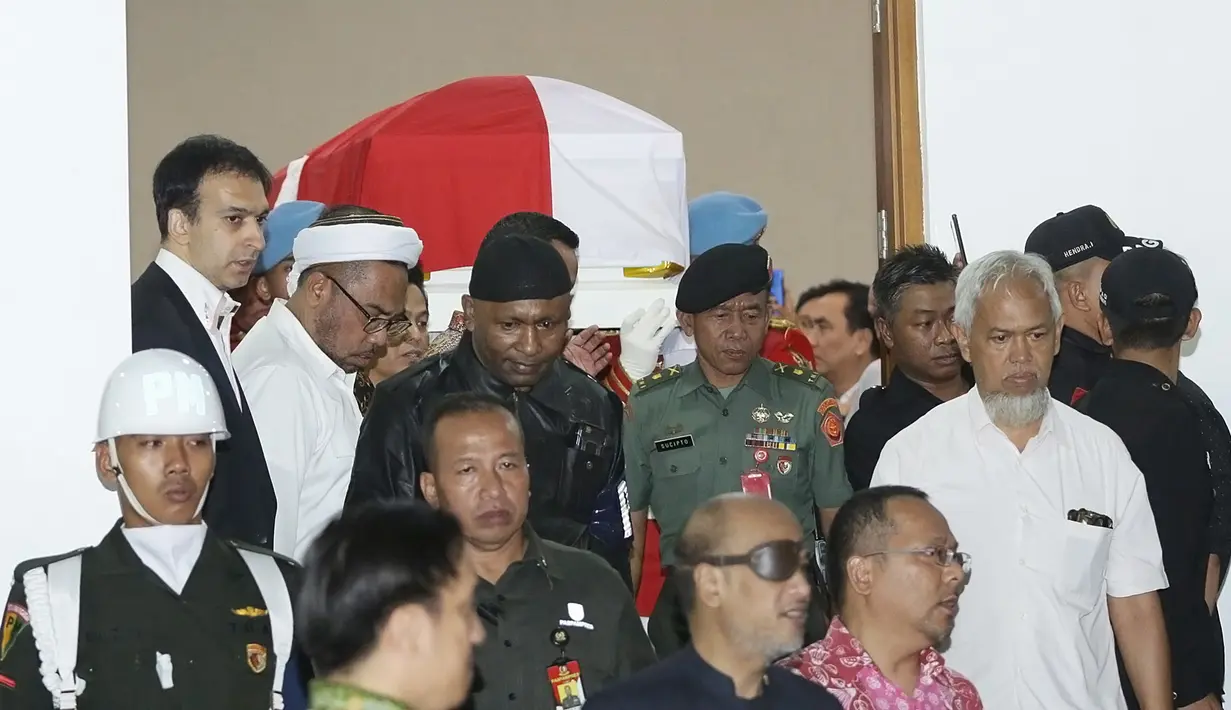 Jenazah BJ Habibie keluar dari RSPAD. (Bambang E Ros/Fimela.com)