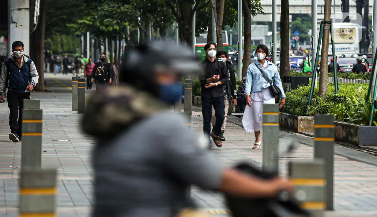 <p>Sejumlah pekerja berjalan usai bekerja di Jalan Jenderal Sudirman, Jakarta, Selasa (10/5/2022). Pemerintah mengimbau masyarakat menerapkan bekerja dari rumah atau work from home (WFH) selama satu hingga dua pekan ke depan untuk mengantisipasi penyebaran virus corona COVID-19 usai libur Lebaran 2022. (Liputan6.com/Faizal Fanani)</p>