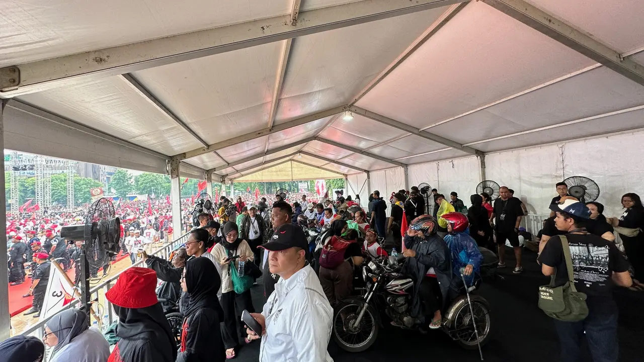 Calon presiden dan calon wakil presiden Ganjar Pranowo-Mahfud Md menggelar kampanye akbar di Simpang Lima Semarang, Jawa Tengah. Penyelenggara pun menyiapkan panggung atau tempat khusus bagi para penyandang disabilitas pendukung paslon nomor urut tiga itu