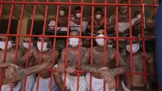 Anggota geng melihat keluar dari balik jeruji besi penjara, Quezaltepeque, El Salvador, 4 September 2020. Presiden El Salvador Nayib Bukele membantah pemerintahnya bernegosiasi dengan salah satu geng paling kuat untuk menurunkan tingkat pembunuhan dan memenangkan pemilu. (AP Photo/Salvador Melendez)
