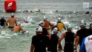 Peserta berenang saat mengikuti BCA Super League Triathlon 2019 di kawasan Ayodya Resort, Nusa Dua, Bali, Sabtu (23/3). Selain peserta dari Indonesia, ada juga yang berasal dari Australia, Kanada, Inggris dan Prancis. (Liputan6.com/HO/Eko)