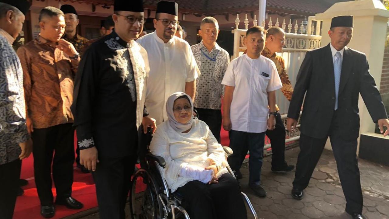 Anies melanjutkan, pada Tahun 1965, ibunya yang dulu seorang anak perempuan digunjingkan di kampung itu menjadi anak pertama dalam sejarah keluarga besar diwisuda dan menjadi sarjana.<br>