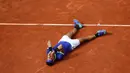 Petenis Spanyol, Rafael Nadal tergeletak di atas lapangan setelah mengalahkan Stan Wawrinka pada final Prancis Terbuka di Roland Garros, Minggu (11/6). Nadal pertama kali menjuarai Turnamen Prancis Terbuka saat berusia 19 tahun (AP Photo/Petr David Josek)