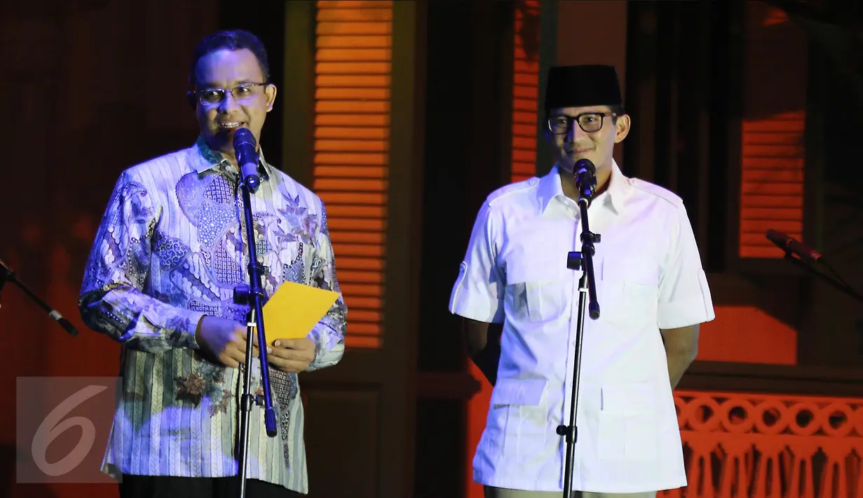 Gubernur dan wakil gubernur DKI Jakarta terpilih Anies Baswedan-Sandiaga Uno membaca puisi pada puncak perayaan Milad ke 19 PKS di Jakarta, Minggu (30/4). Anies-Sandi membaca puisi karya Taufik Ismail "Membaca Tanda-tanda". (Liputan6.com/Herman Zakharia)