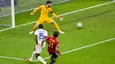 Setelah babak pertama berakhir dengan skor kacamata, Spanyol akhirnya membuka keunggulan di menit ke-64. Mikel Oyarzabal (kanan bawah) sukses memanfaatkan umpan terobos Sergio Busquets untuk melewati bek Prancis dan melesatkan bola ke sudut jauh gawang Hugo Lloris. (AP/Pool/Miguel Medina)