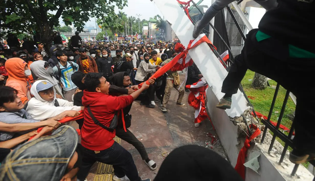 Massa pengunjuk rasa penolak Revisi Undang-undang Pemilihan Kepala Daerah (UU Pilkada) berhasil menjebol pagar gedung DPR di Kompleks Parlemen, Jakarta, Kamis (22/8/2024). (merdeka.com/Arie Basuki)