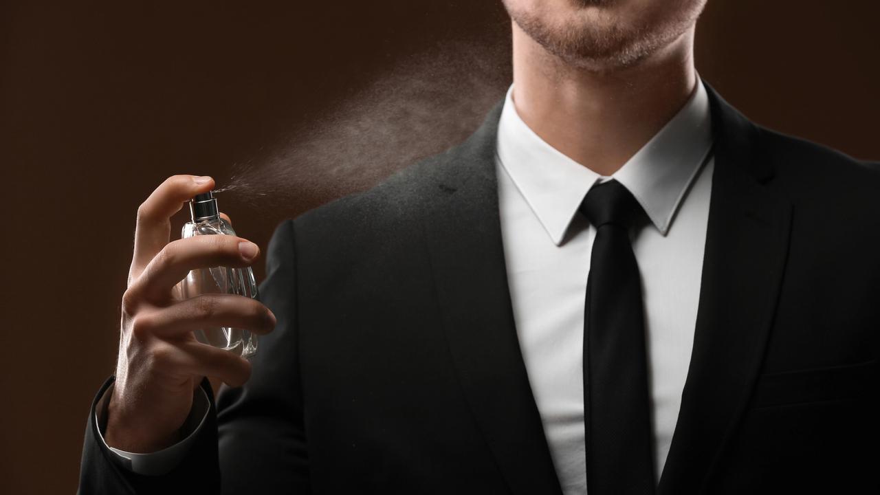 Risiko Menyemprot Parfum di Pakaian
