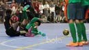 Pemain Timnas Futsal Indonesia, Ardy Dwi terjatuh saat berebut bola dengan pemain Blacksteel Manokwari pada laga uji coba jelang AFF Championship 2017 Thailand di Tifosi Sport Center, Selasa (16/1/2016). Timnas menang 8-6. (Bola.com/Nicklas Hanoatubun)