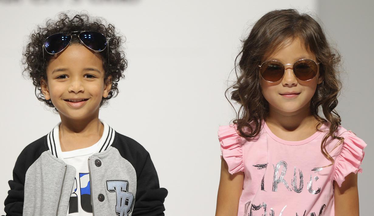 Model cilik berjalan di atas catwalk membawakan koleksi True Religion pada saat petitePARADE di Children's Club di Jacob Javitz Center di New York City (6/8). (JP Yim / Getty Images untuk petitePARADE / AFP)
