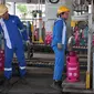 Pekerja melakukan pengisian tabung Bright Gas 5,5 Kg di Depot and Filling Station LPG Pertamina Plumpang, Jakarta, Selasa (3/11). LPG seharga Rp66.000 ini ditargetkan merebut 23% pangsa pasar gas subsidi 3 kg dalam lima tahun. (Liputan6.com/Angga Yuniar)