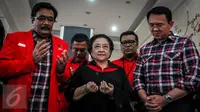 Ketum PDIP Megawati Soekarnoputri bersama pasangan Gubernur petahana DKI Jakarta Basuki 'Ahok' Tjahaja Purnama-Djarot Saiful Hidayat berdoa bersama sebelum berangkat menuju KPUD DKI, di Gedung DPP PDIP, Jakarta, Rabu (21/9). (Liputan6.com/Faizal Fanani)