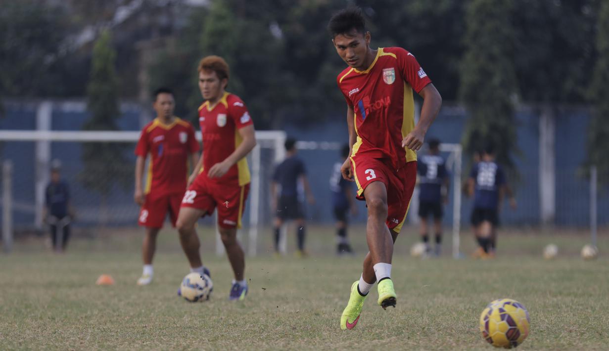 Kapten Mitra Kukar, Zulkifli Syukur menendang bola saat latihan jelang laga Piala Presiden melawan Arema Cronus di Lapangan Bea Cukai, Jakarta, Senin (12/10/2015). (Bola.com/Vitalis Yogi Trisna)