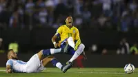 Nicolas Otamendi jegal Neymar (REUTERS/Marcos Brindicci/Liputan6.com)