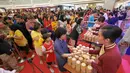 Suasana antrian pembagian kue bulan pada perayaan Festival Musim Gugur di Pluit Village, Jakarta, Sabtu (22/9). Festival Musim Gugur atau Festival Kue Bulan identik dengan pembagian kue bulan sebagai lambang kesejahteraan. (Liputan6.com/Herman Zakharia)